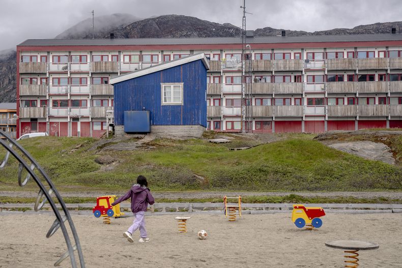 ARCHIVO – Un niño juega frente a un bloque residencial en Sisimiut, Groenlandia, el martes 2 de julio de 2024. (Ida Marie Odgaard/Ritzau Scanpix vía AP, Archivo)