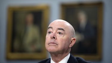 El secretario de Seguridad Nacional de EEUU Alejandro Mayorkas en el Congreso en Washington el 10 de abril de 2024. (Foto AP/Mark Schiefelbein)