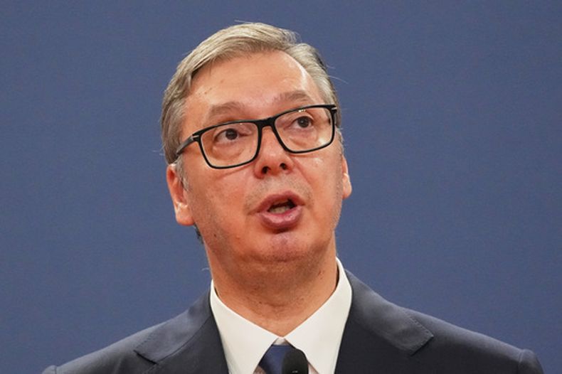 ARCHIVO - El presidente de Serbia, Aleksandar Vucic, habla durante una conferencia de prensa en Belgrado, Serbia, el 8 de agosto de 2026. (AP Foto/Darko Vojinovic, archivo)