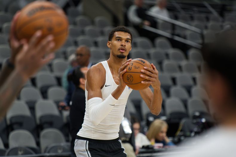 Victor Wembanyama, astro francés de los Spurs de San Antonio, durante el calentamiento previo al partido contra el Heat de Miami, el jueves 30 de octubre de 2025 (AP Foto/Darren Abate)