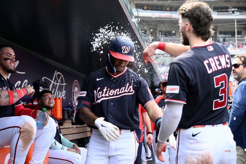 Daylen Lile de los Nacionales de Washington celebra su jonrón solitario con Dylan Crews en la quinta entrada del juego ante los Rockies de Colorado el jueves 27 de agosto del 2026. (AP Foto/Nick Wass)