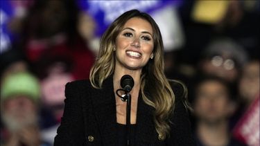 ARCHIVO - Alina Habba habla en un acto de campaña del entonces candidato republicano a la presidencia, Donald Trump, en Allentown, Pensilvania, el martes 29 de octubre de 2024. (AP Foto/Matt Rourke, archivo)