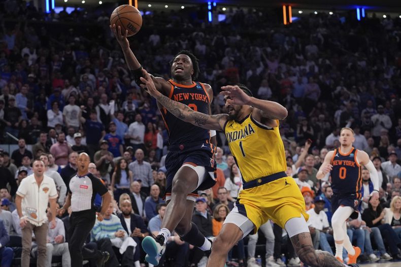 OG Anunoby de los Knicks de Nueva York avanza hacia la canasta con el balón superando a Obi Toppin de los Pacers de Indiana en el juego 2 de las semifinales de la Conferencia Este el miércoles 8 de mayo del 2024. (AP Foto/Frank Franklin II)