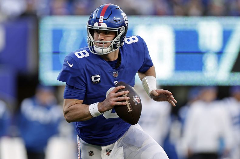 ARCHIVO - El quarterback Daniel Jones de los Giants de Nueva York acarrea el balón en el partido contra los Colts de Indianápolis, el 1 de enero de 2023, en East Rutherford, Nueva Jersey. (AP Foto/Adam Hunger)