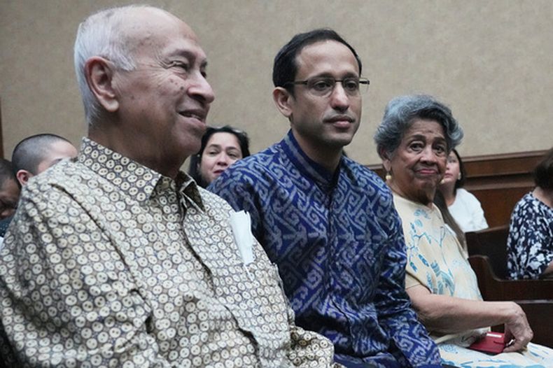 Nadiem Anwar Makarim, ex ministro de Educación y cofundador de la plataforma de pagos y transporte indonesia Gojek (cent) con sus padres en el tribunal en Yakarta, Indonesia, el 20 de abril del 2026. (AP foto/Achmad Ibrahim)