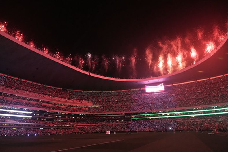 La pirotecnia estalla durante el medio tiempo del partido amistoso entre México y Portugal en el Estadio Azteca, el sábado 28 de marzo de 2026 (AP Foto/Eduardo Verdugo)