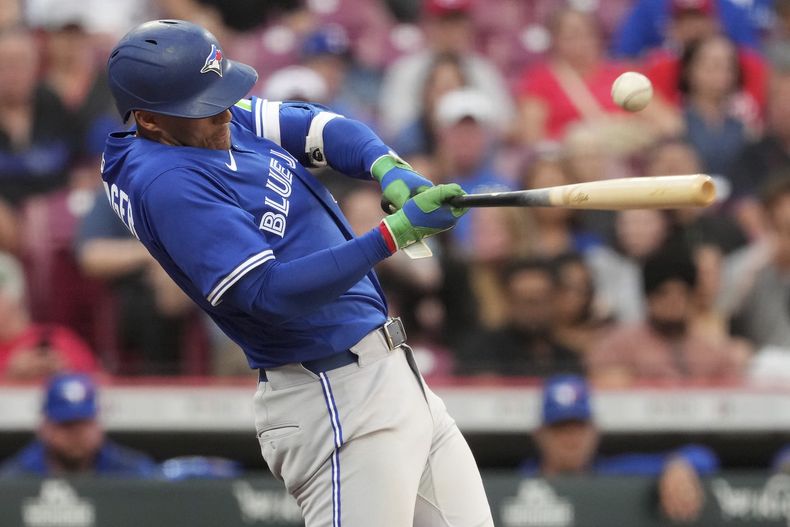 George Springer, de los Azulejos de Toronto, pega un sencillo en el duelo del martes 2 de septiembre de 2025, ante los Rojos de Cincinnati (AP Foto/Kareem Elgazzar)
