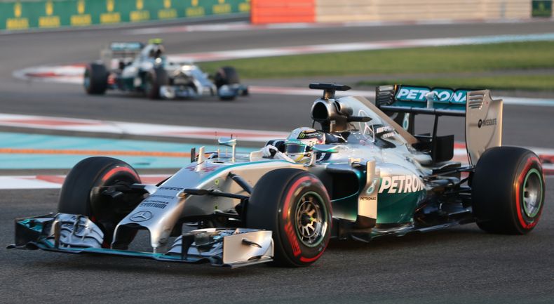 El piloto de Mercedes, Lewis Hamilton, maneja en el GP de Abu Dabi el domingo, 23 de noviembre de 2014. (AP Photo/Kamran Jebreili)