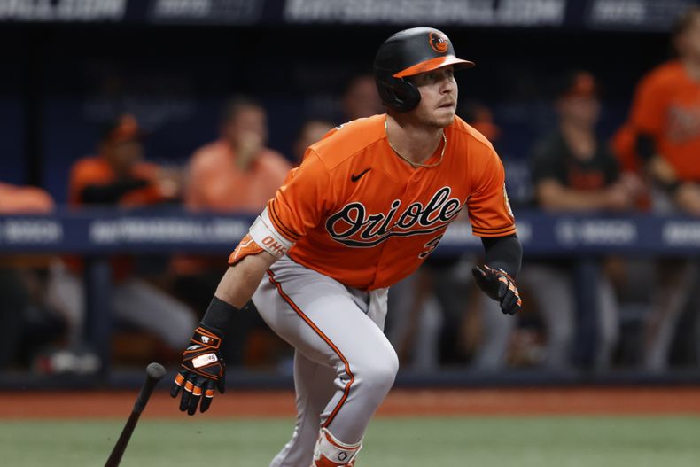Ryan OHearn, de los Orioles de Baltimore, conecta un sencillo productor ante los Rays de Tampa Bay, el sábado 22 de julio de 2023 (AP Foto/Scott Audette)