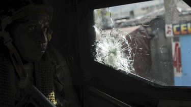 Un policía keniano, como parte de la fuerza multinacional, en patrulla en Puerto Príncipe, Haití, el 5 de diciembre del 2024. (AP foto/Odelyn Joseph)