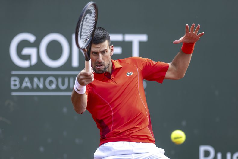 Novak Djokovic devuelve ante Tallon Griekspoor durante los cuartos de final del Abierto de Ginebra, el jueves 23 de mayo de 2024. (Martial Trezzini/Keystone vía AP)