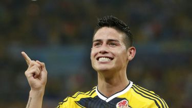 americateve | James Rodr&iacute;guez festeja uno de sus dos goles en la victoria 2-1 de Colombia sobre Uruguay en la Copa Mundial el 28 de junio del 2014 en el estadio Maracan&aacute; de R&iacute;o de Janeiro. James firm&oacute; con el Real Madrid, dijo el club en su p