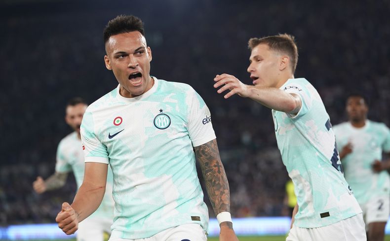 Lautaro Martínez (izquierda) celebra tras anotar un gol en la victoria 2-1 ante la Fiorentina en la final de la Copa Italia, el miércoles 24 de mayo de 2023. (Spada/LaPresse vía AP)