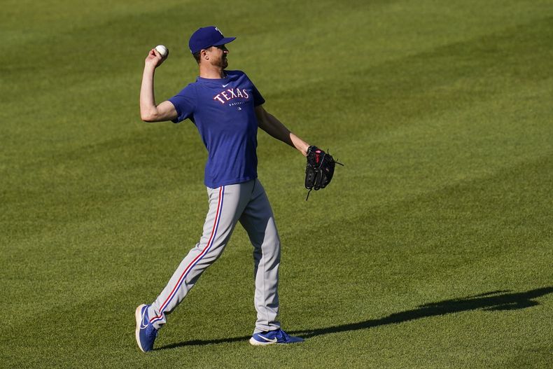 ARCHIVO - El lanzador de los Rangers de Texas, Jacob deGrom, se ejercita antes de un partido contra los Orioles de Baltimore, en Baltimore, el 26 de mayo de 2023. (AP Foto/Julio Cortez, Archivo