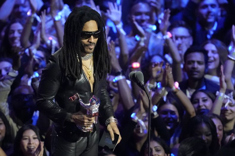 Lenny Kravitz presenta el premio al artista del año durante los Premios MTV a los Videos Musicales el domingo 7 de septiembre de 2025 en la Arena UBS en Elmont, Nueva York. (Foto Charles Sykes/Invision/AP)
