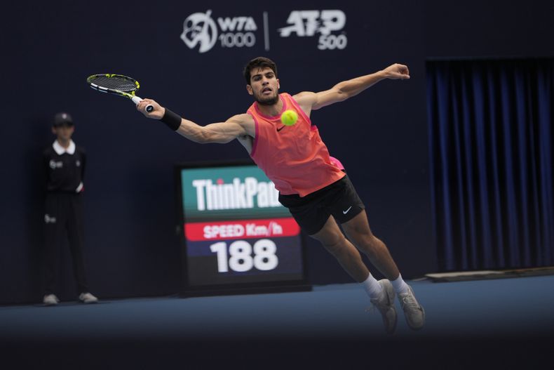 Carlos Alcaraz regresa una pelota en el duelo del Abierto de China ante el francés Giovanni Mpetshi Perricard en Beijing el viernes 27 de septiembre del 2024. (AP Foto/Ng Han Guan)