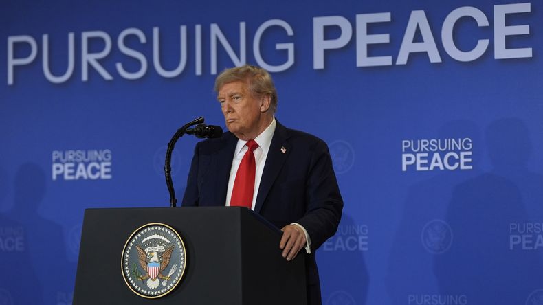 El presidente estadounidense Donald Trump escucha durante una conferencia de prensa con su homólogo ruso Vladímir Putin el viernes 15 de agosto de 2025, en la Base Conjunta Elmendorf-Richardson, Alaska. El letrero del fondo dice: En busca de la paz. (AP Foto/Julia Demaree Nikhinson)