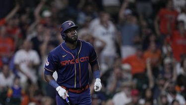 Yordan Álvarez de los Astros de Houston observa su jonrón de tres carreras en la sexta entrada del juego ante los Guardianes de Cleveland el lunes 31 de julio del 2023. (AP Foto/Kevin M. Cox)