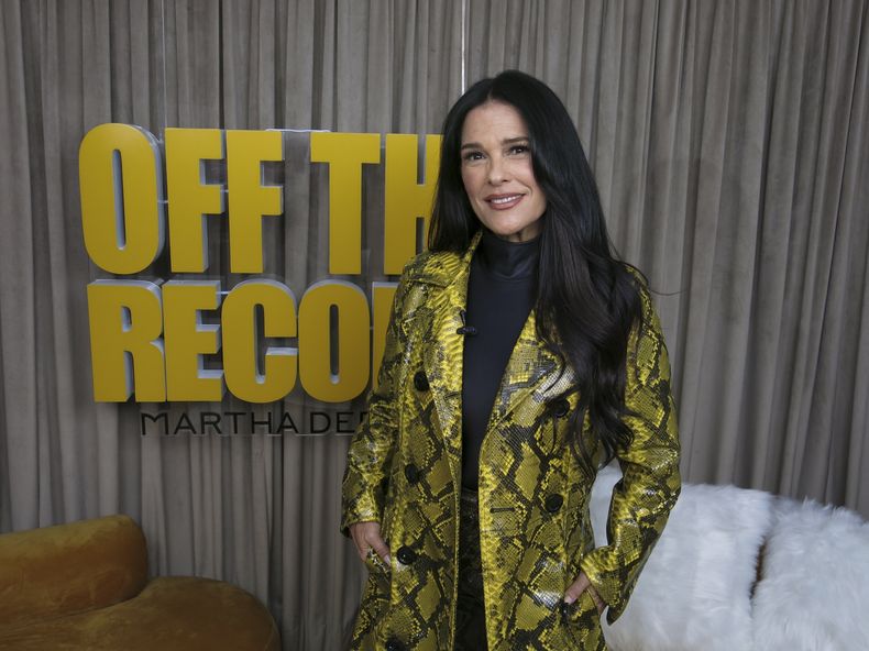 La presentadora y empresaria nicaragüense-mexicana Martha Debayle posa para un retrato para promocionar su podcast Off the Record durante una entrevista en la Ciudad de México, el 25 de julio de 2024. (Foto AP/Berenice Bautista)