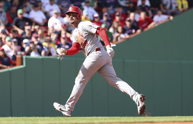 Iván Herrera, de los Cardenales de San Luis, corre las bases después de batear un cuadrangular durante la cuarta entrada del juego de béisbol de Grandes Ligas frente a los Medias Rojas de Boston, el viernes 4 de abril de 2025, en Boston. (AP Foto/Mark Stockwell)