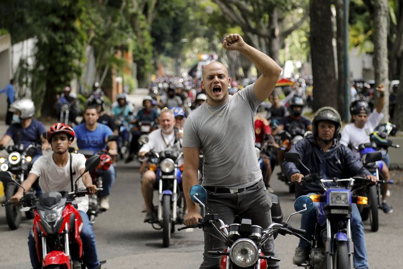 Manifestantes de movilizan contra los resultados de las elecciones que dieron por ganador a Nicolás Maduro en Caracas, Venezuela, el martes 30 de julio de 2024. (AP Foto/Cristian Hernández)