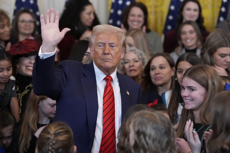 El presidente Donald Trump saluda tras firmar un orden ejecutiva que prohíbe la participación de atletas transgénero en competiciones de mujeres, el miércoles 5 de febrero de 2025, en Washington. (AP Foto/Alex Brandon)