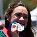 La mexicana Sara Roel muerde su medalla de plata en la contrarreloj individual femenina de los Juegos Centroamericanos y del Caribe, el sábado 25 de julio de 2026, en Santo Domingo, República Dominicana. (AP Foto/Fernando Vergara)