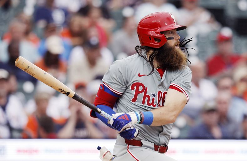 Brandon Marsh de los Filis de Filadelfia batea un sencillo ante los Tigres de Detroit para que anotaran Bryson Stott y Nick Castellanos en la quinta entrada el miércoles 26 de junio del 2024. (AP Foto/Duane Burleson)