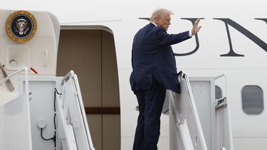 El presidente de EEUU, Donald Trump, saluda mientras sube al avión oficial Air Force One en la Base Conjunta Andrews, Maryland, el viernes 1 de agosto de 2025. (AP Foto/Luis M. Álvarez)