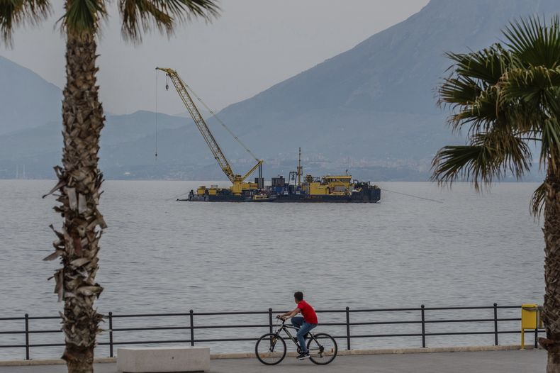 Una grúa cerca del lugar donde se hundió el yate Bayesian cerca de Palermo, Sicilia, Italia, el 4 de mayo del 2025. . (AP foto/Salvatore Cavalli)