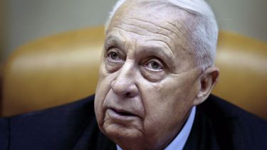 americateve | EL ex primer ministro israel&iacute; Ariel Sharon en una foto de archivo del 30 de enero del 2005 hace una pausa durante una reuni&oacute;n de gabinete en su oficina de Jerusal&eacute;n. Sharon, que ha estado en estado de coma durante ocho a&ntilde;os, se
