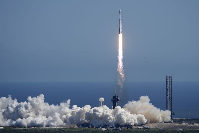 Un cohete Falcon Heavy de SpaceX que porta una nave espacial de la NASA con destino a Júpiter despega de la plataforma 39A del Centro Espacial Kennedy, el lunes 14 de octubre de 2024, en Cabo Cañaveral, Florida. (AP Foto/John Raoux)