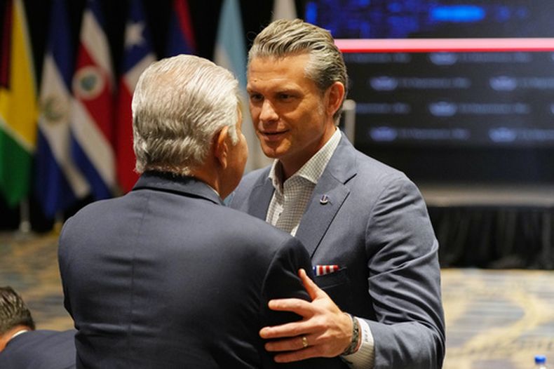 El secretario de Defensa de Estados Unidos, Pete Hegseth, saluda al presidente de Panamá, José Raúl Mulino, durante un foro de la Coalición Americana contra los Cárteles en Ciudad de Panamá, el miércoles 12 de agosto de 2026. (Foto AP/Matias Delacroix)