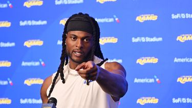 El receptor abierto de los Los Angeles Rams, Davante Adams (17), responde preguntas tras un partido de fútbol americano de la NFL contra los New York Giants en Inglewood, California, el lunes 21 de septiembre de 2026. (Foto AP/Katie Chin)