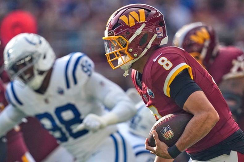 El quarterback de los Commanders de Washington Marcus Mariota corre con el balón en el encuentro ante los Colts de Indianápolis el domingo 4 de octubre del 2026. (AP Foto/David J. Phillip)