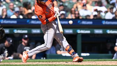 Jeremy Peña, de los Astros de Houston, conecta un sencillo productor de una carrera (RBI single) contra los Tigres de Detroit en la octava entrada de un partido de béisbol, el sábado 27 de junio de 2026, en Detroit. (Foto AP/Lon Horwedel)