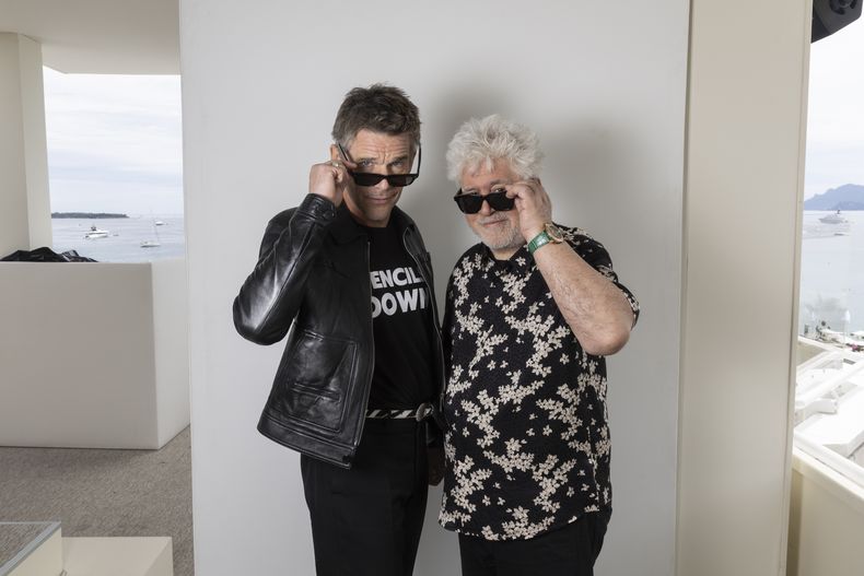 Ethan Hawke, izquierda, y el director Pedro Almodóvar posan para promover el corto Extraña forma de vida en la 76a edición del festival internacional de cine de Cannes, en el sur de Francia, el jueves 18 de mayo de 2023. (Foto Joel C Ryan/Invision/AP)