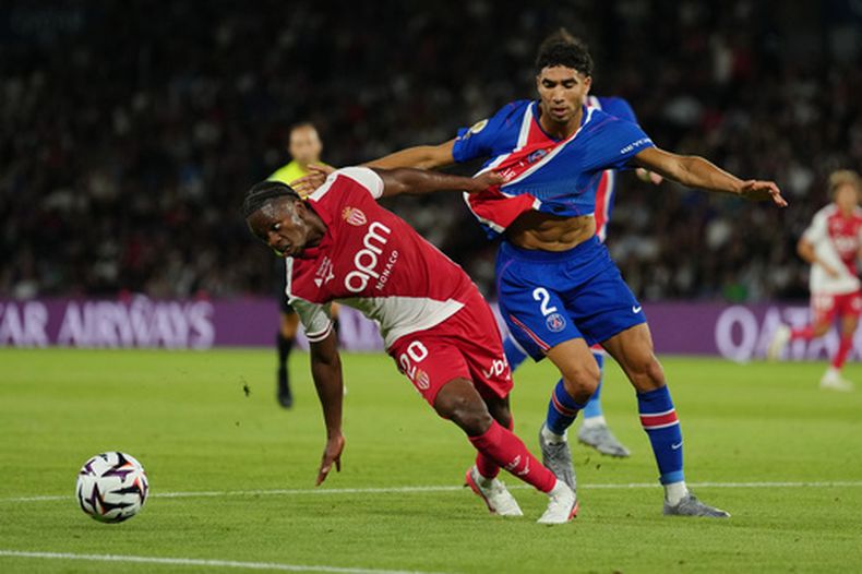 Achraf Hakimi, derecha, del PSG, disputa el balón con Flavio Nazinho, izquierda, del Mónaco, durante el partido de fútbol de la Ligue 1 entre Paris Saint-Germain y Monaco, el viernes 4 de septiembre de 2026, en París, Francia. (AP Foto/Aurelien Morissard)