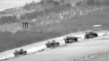 En esta imagen sin fecha tomada de un video distribuido por las Fuerzas de Defensa de Israel, una fila de tanques israelíes participan en una incursión en la Franja de Gaza. (Fuerzas de Defensa de Israel vía AP)