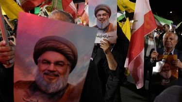 Manifestantes iraníes con retratos del finado líder de Hezbollah Hasán Nasrala, en Teherán el 1 de octubre del 2024. (Foto AP/Vahid Salemi)