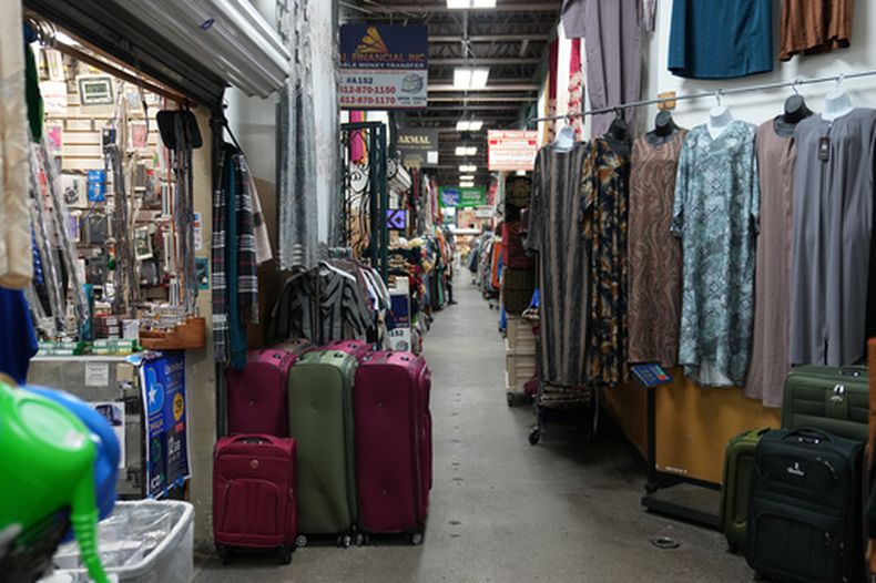 Vista del 24 Somali Mall en Minneapolis, jueves 15 de enero de 2026. (Foto AP/Abbie Parr)