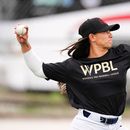 ARCHIVO - Kelsie Whitmore lanza durante una práctica de la Liga Profesional Femenina de Béisbol, el 18 de marzo de 2026, en Fort Myers, Florida. (AP Foto/Rebecca Blackwell)