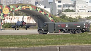 Un vehículo militar taiwanés pasa junto a un avión en una base aérea en Hsinchu, en el norte de Taiwán, el 11 de diciembre de 2024. (AP Foto/Chiang Ying-ying)