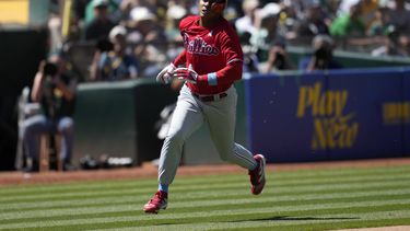 Cristian Pache, de los Filis de Filadelfia, corre rumbo al plato para anotar durante la octava entrada del juego de béisbol en contra de los Atléticos de Oakland, en Oakland, California, el domingo 18 de junio de 2023. (AP Foto/Jeff Chiu)