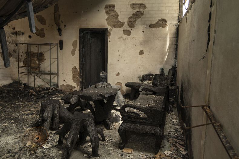 Un busto de Buda entre los restos carbonizados dentro de un edificio bombardeado en OSmach, Oddar Meanchey, Camboya, el miércoles 30 de julio de 2025. (AP Foto/Anton L. Delgado)