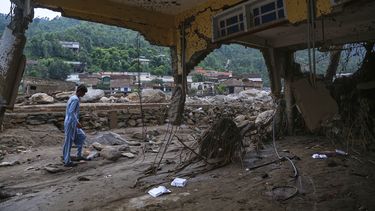 Un vecino mira una casa dañada tras las inundaciones del viernes en un vecindario de Pir Baba, una zona del distrito de Buner, en el noroeste de Pakistán, el domingo 17 de agosto de 2025. (AP Foto/Muhammad Sajjad)