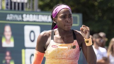 Gauff vence a Sabalenka y al viento para avanzar en Toronto