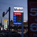 Los precios de la gasolina exhibidos en una gasolinera en Portland, Oregon, el 29 de abril del 2026. (AP foto/Jenny Kane) Los precios de la gasolina exhibidos en una gasolinera en Portland, Oregon, el 29 de abril del 2026. (AP foto/Jenny Kane)