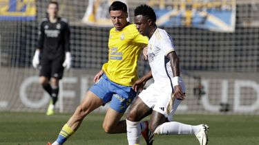 Vinicius Junior del Real Madrid avanza con el balón mientras lo defiende Javi Muñoz de Las Palmas en la liga española el sábado 27 de enero del 2024. (AP Foto/Gerardo Ojeda)