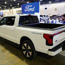ARCHIVO - Camioneta Ford F-150 Lightning exhibida en el Salón del Automóvil de Filadelfia, 27 de enero de 2023. Ford retira más de 870.000 camionetas F-150 de modelos 2021 a 2023 en Estados Unidos porque los frenos de estacionamiento pueden encenderse inesperadamente. (AP Photo/Matt Rourke, File)